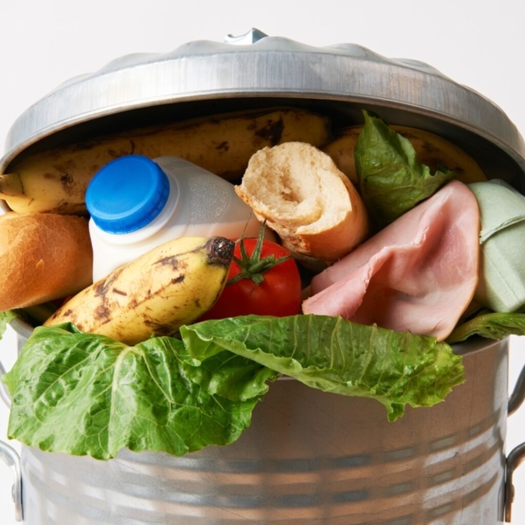 Déchets alimentaires dans une poubelle