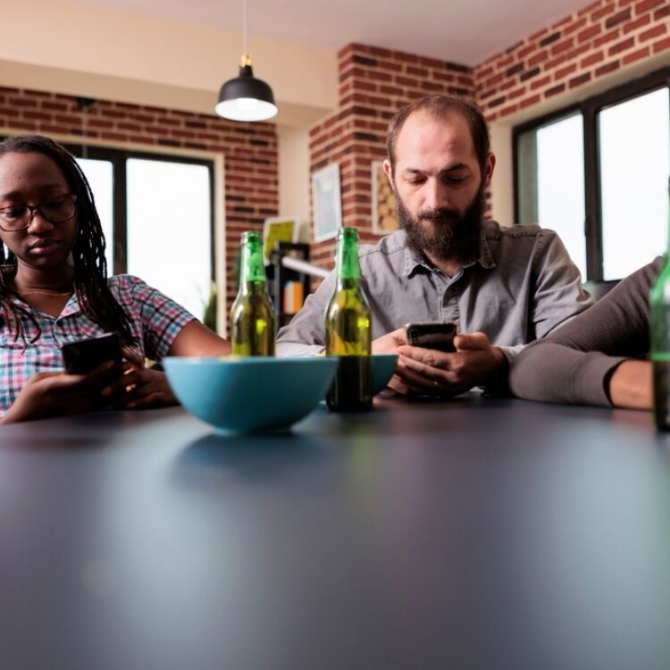 Des gens qui utilisent des téléphones dans un restaurant